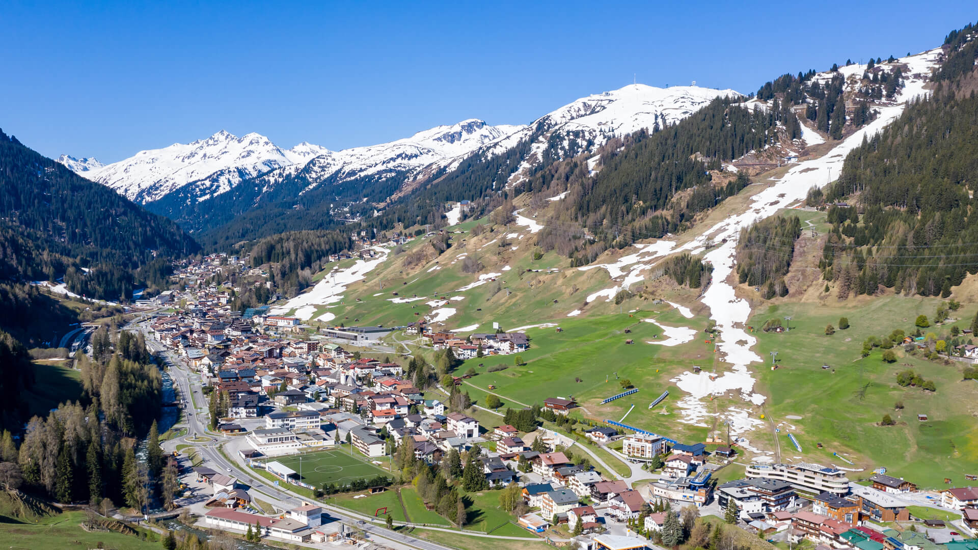 Aufmacherbild. Luftaufnahme von Ischgl, Österreich. Foto: Johan Groder/ dpa