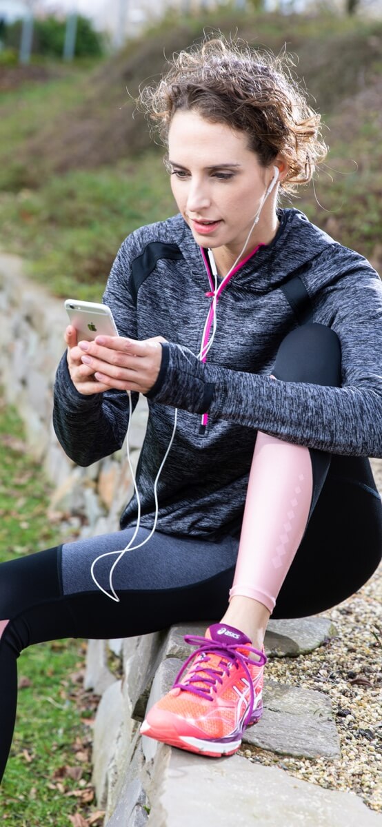 Frau hört Nachrichten mit dem RP-Podcasts