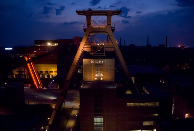Die Zeche Zollverein, Unesco Welterbe, wird in Essen von Lichtstrahlen illuminiert. | Quelle: dpa