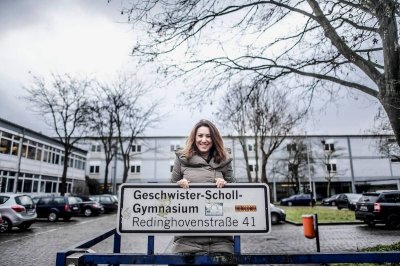 Porträt von Gülşen Çelebi vor ihrer alten Schulee auf dem Geschwister-Scholl Gymnasium in Düsseldorf