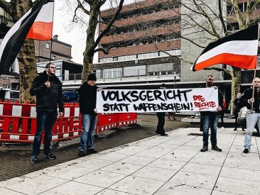 Rechte Demonstraten Nazis Kamp-Lintfort mit Schwarz-Weiß-Rot Flaggen