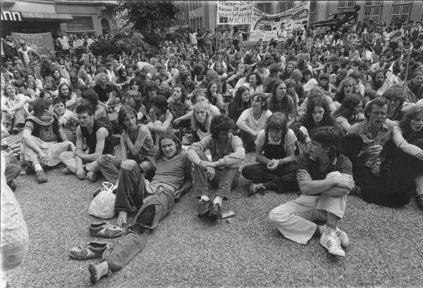 Auf dem Alten Markt demonstrierten Studenten gegen Atomkraft. Entstanden sein muss dieses Bild in den 70er oder 80er Jahren. Das genaue Datum ist unbekannt.