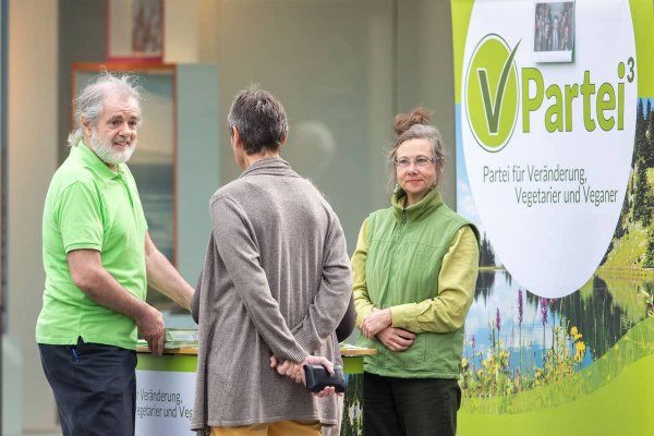 Norbert Vitz, Landtagskandidat der V-Partei³, und Parteimitglied Gisela Heynert an ihrem Infostand zur Landtagswahl in der Mönchengladbacher Innenstadt.