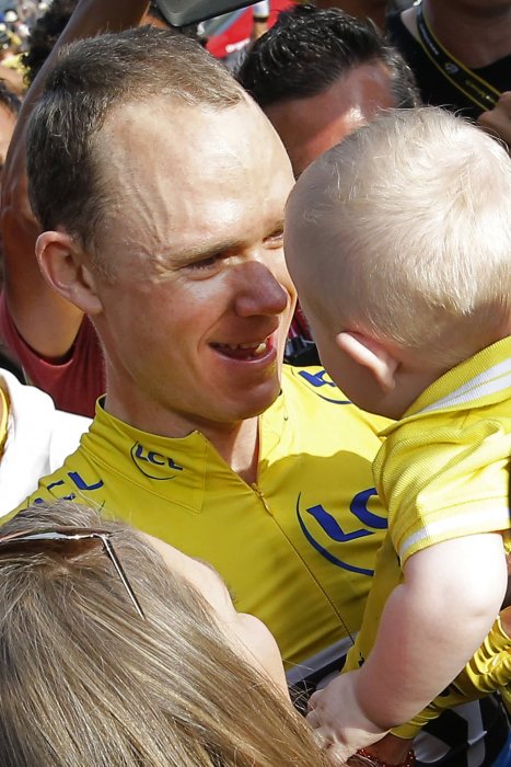 Christopher Froome feiert den Tour-Sieg 2016 mit seinem Sohn