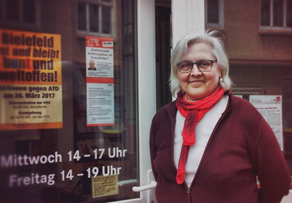 Barbara Schmidt vor der Parteizentrale der Linken in Bielefeld. Zweimal schon hat sie gute Ergebnisse für ihre Partei in ihrem Wahlkreis eingefahren. Dieses Jahr will sie es endlich in den Landtag schaffen.