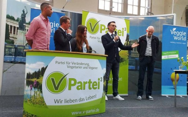 Der Vorstand der V-Partei³ bei der Veggie World in München im April 2016. Auf der Messe wurde die Partei gegründet.