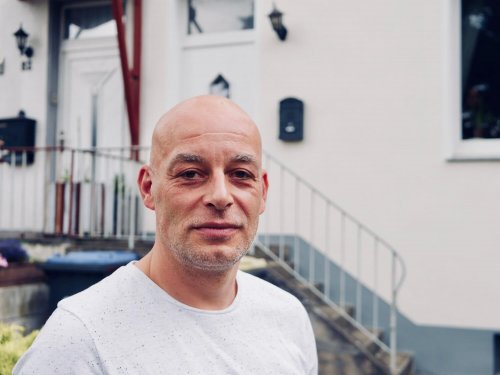 Hier ist Holger Kenda vor seinem Haus in einer Zechensiedlung in Dinslaken. | Quelle: Antje Seemann