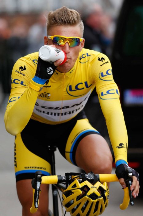 Marcel Kittel trinkt während der 2. Etappe der Tour de France 2014