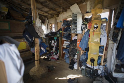 Ein Ankleideraum in einer Lehmhütte. Jeder Aktivist kann sich hier kostenlos Kleidung nehmen.