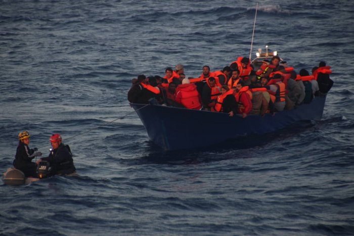 Ein Flüchtlingsboot wird in Sicherheit gebracht