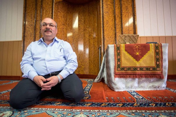 Foto: Ahmet Erdogan in der Moschee an der Keupstraße. Der Vorsitzende des Moscheeverbands ist seit sechs Jahren Mitglied in der SPD.