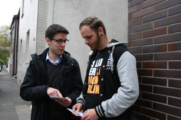 Der CDU-Kandidat Nicolas Back spricht beim Häuserwahlkampf in Duisburg-Meiderich mit dem Einwohner Marcel Winkel.