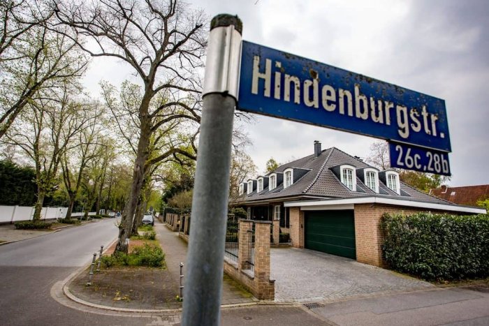 Die Hindenburgstraße liegt im Zentrum von Meererbusch im Stadtteil Büderich. Das Villenviertel ist eines der teuersten Wohngebiete Deutschlands.