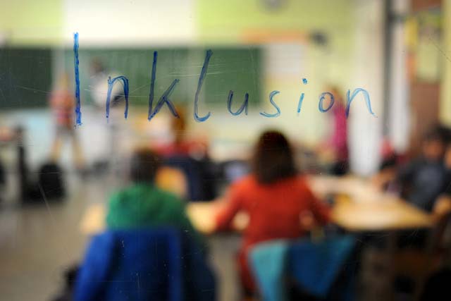 Das Wort «Inklusion» steht auf der Scheibe einer Klassenraumtür geschrieben. Quelle: Jonas Güttler, dpa