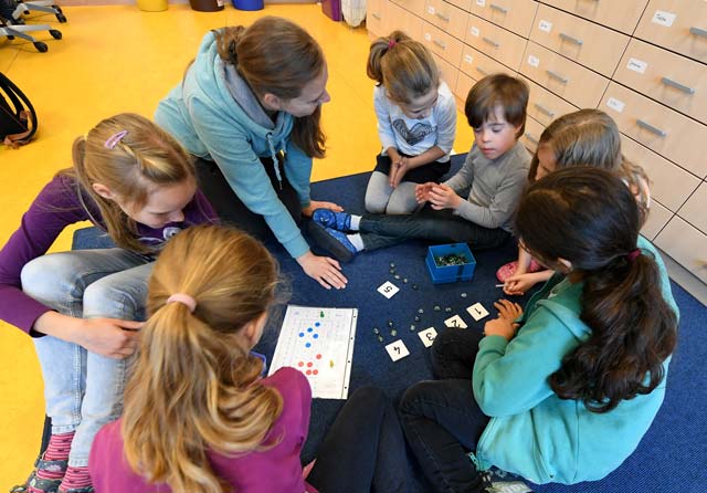 Schüler spielen unter Anleitung ein Lernspiel. Quelle: Holger Hollemann, dpa