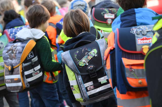 Schüler sind nahe einer Grundschule unterwegs. Quelle: Arne Dedert, dpa